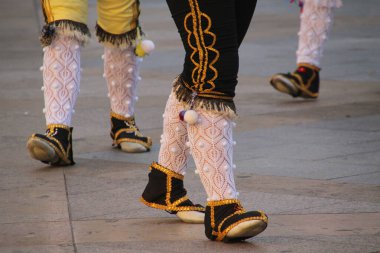 Halk festivalinde geleneksel bas dansı