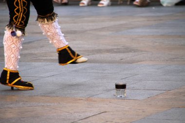 Halk festivalinde geleneksel bas dansı