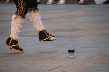 Halk festivalinde geleneksel bas dansı