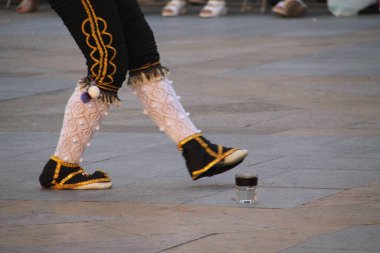 Halk festivalinde geleneksel bas dansı