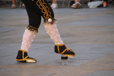 Halk festivalinde geleneksel bas dansı