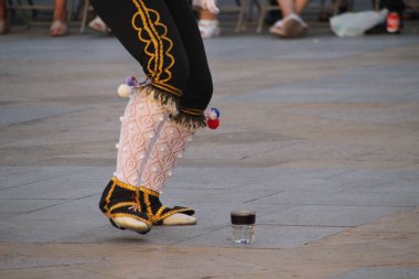 Halk festivalinde geleneksel bas dansı