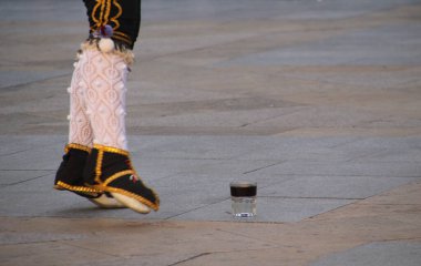 Halk festivalinde geleneksel bas dansı