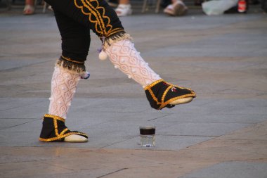 Halk festivalinde geleneksel bas dansı