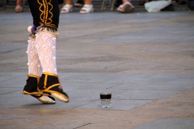 Halk festivalinde geleneksel bas dansı