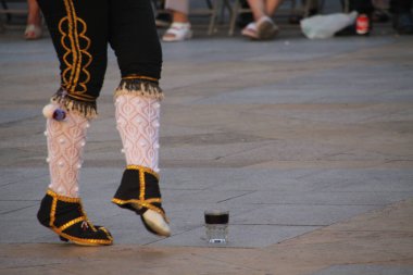 Halk festivalinde geleneksel bas dansı