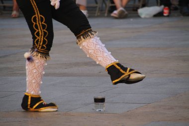 Halk festivalinde geleneksel bas dansı