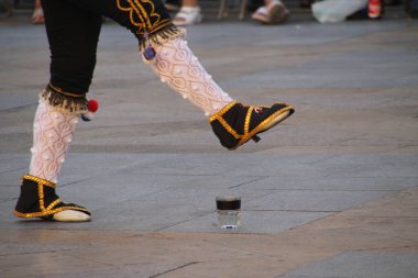 Halk festivalinde geleneksel bas dansı