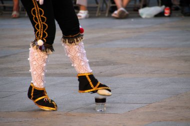 Halk festivalinde geleneksel bas dansı