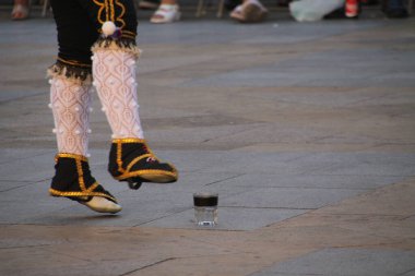 Halk festivalinde geleneksel bas dansı