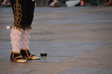 Halk festivalinde geleneksel bas dansı