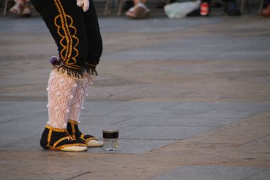 Halk festivalinde geleneksel bas dansı