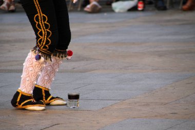 Halk festivalinde geleneksel bas dansı