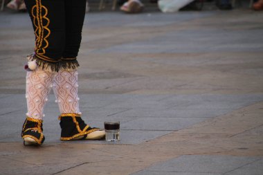 Halk festivalinde geleneksel bas dansı