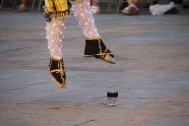 Halk festivalinde geleneksel bas dansı