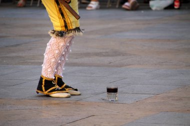 Halk festivalinde geleneksel bas dansı