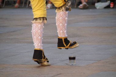 Halk festivalinde geleneksel bas dansı