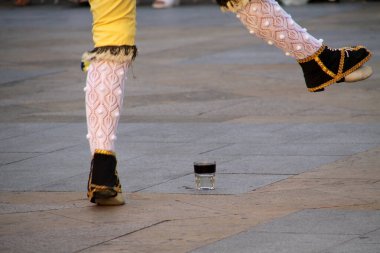 Halk festivalinde geleneksel bas dansı