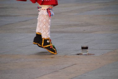 Halk festivalinde geleneksel bas dansı