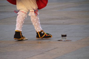 Halk festivalinde geleneksel bas dansı