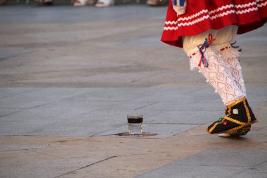 Halk festivalinde geleneksel bas dansı