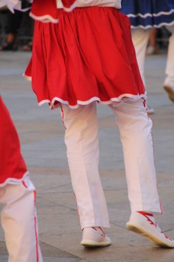 Halk festivalinde geleneksel bas dansı