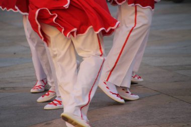 Halk festivalinde geleneksel bas dansı
