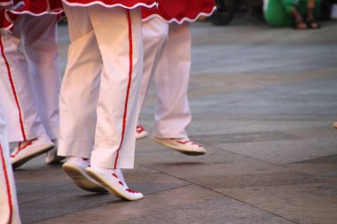 Halk festivalinde geleneksel bas dansı