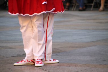 Halk festivalinde geleneksel bas dansı