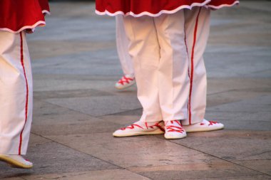 Halk festivalinde geleneksel bas dansı