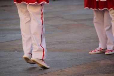 Halk festivalinde geleneksel bas dansı