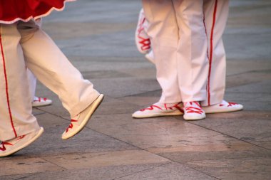 Halk festivalinde geleneksel bas dansı