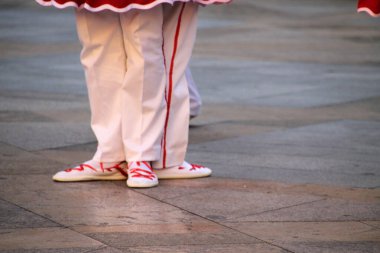 Halk festivalinde geleneksel bas dansı