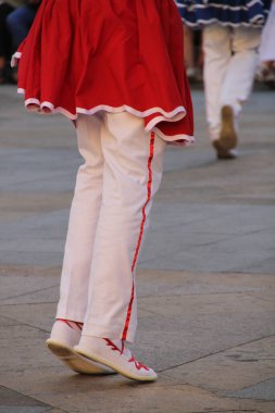 Halk festivalinde geleneksel bas dansı