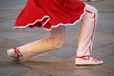 Halk festivalinde geleneksel bas dansı