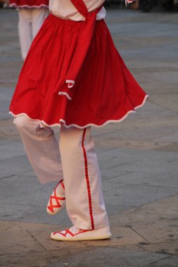 Halk festivalinde geleneksel bas dansı