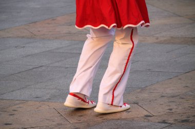 Halk festivalinde geleneksel bas dansı