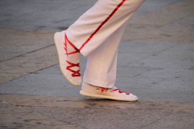 Halk festivalinde geleneksel bas dansı