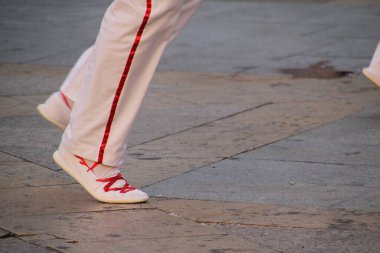 Halk festivalinde geleneksel bas dansı