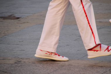 Halk festivalinde geleneksel bas dansı