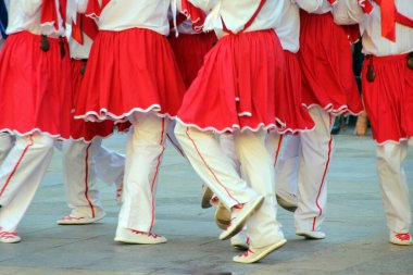 Halk festivalinde geleneksel bas dansı