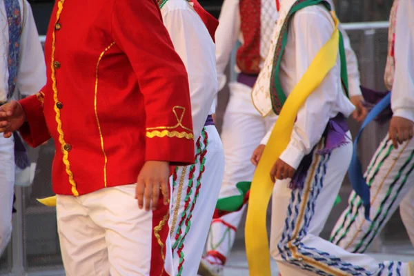 民俗祭の伝統的なバスク舞踊は — ストック写真