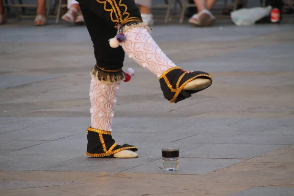 Halk festivalinde geleneksel bas dansı