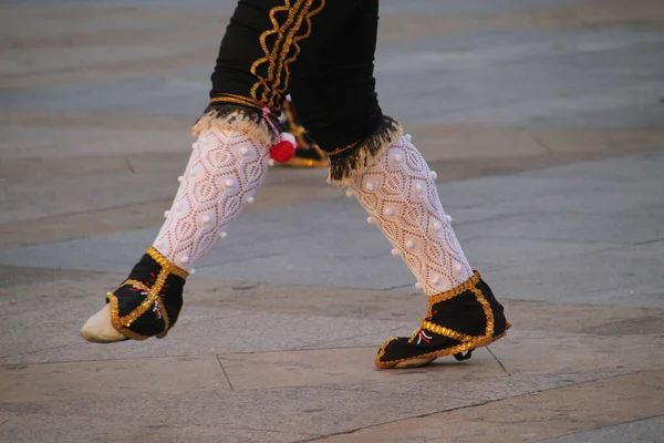 Halk festivalinde geleneksel bas dansı