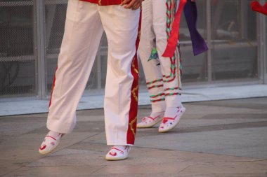 Halk festivalinde geleneksel bas dansı