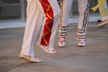 Halk festivalinde geleneksel bas dansı