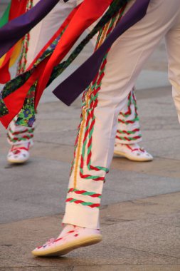 Halk festivalinde geleneksel bas dansı