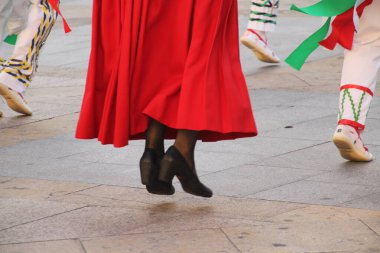 Halk festivalinde geleneksel bas dansı