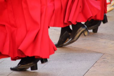 Halk festivalinde geleneksel bas dansı