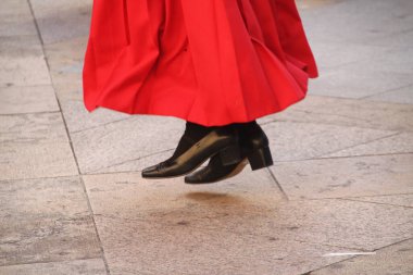 Halk festivalinde geleneksel bas dansı